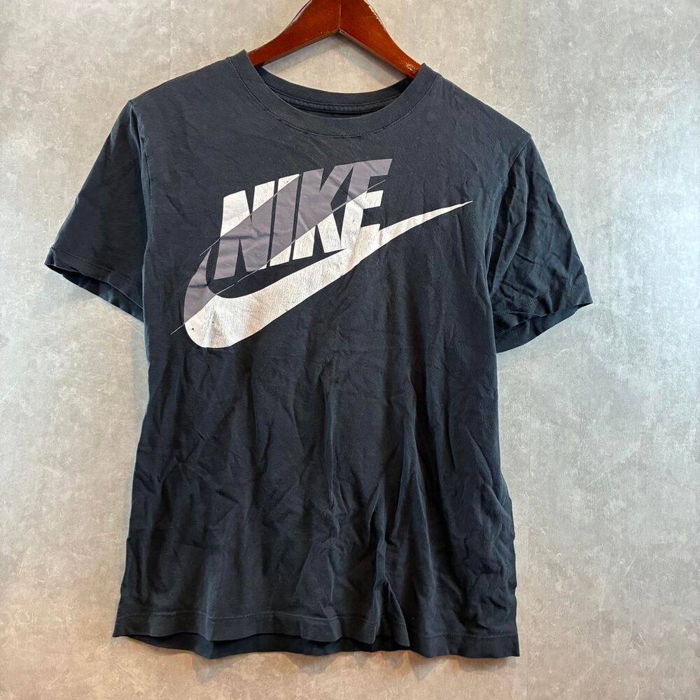 Nike Men's Grey and Black T-shirt